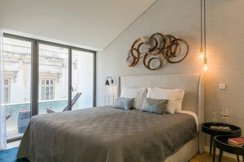 Central 2BDR Apartment with Balcony by LovelyStay