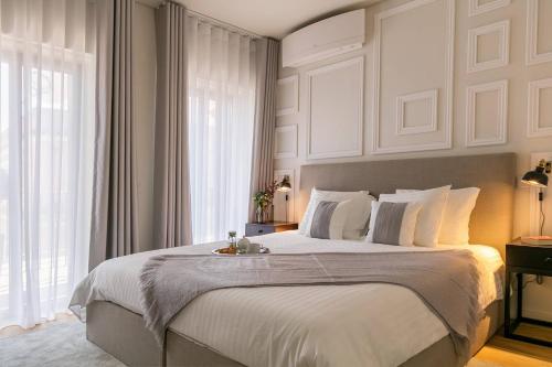 Central 2BDR Apartment with Balcony by LovelyStay