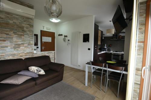 sala de estar con sofá, mesa y cocina en Cassino - Appartamento Duplex - Parco Rondo en Cassino