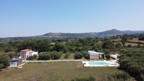里卡迪的住宿－Gallo Fino，享有房子和游泳池的空中景致