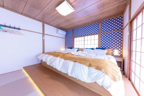 富士河口湖町にあるKoKo Terrace Fujiの窓のある部屋にある大きなベッドのある寝室