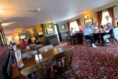 A restaurant or other place to eat at The Savoy Country Inn 