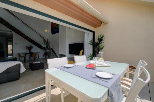 a white table and chairs in a living room at Ribera del Marlin - Sotogrande in Sotogrande