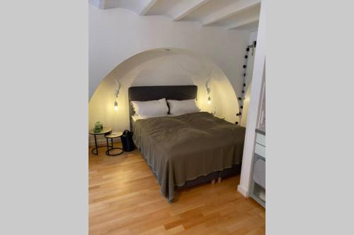 1 dormitorio con 1 cama en una habitación blanca en City Apartment, en Mainz