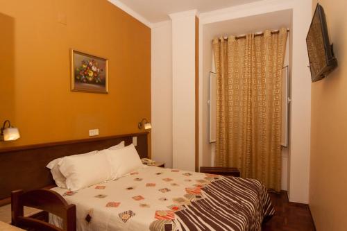 Ένα ή περισσότερα κρεβάτια σε δωμάτιο στο Hotel Leiriense