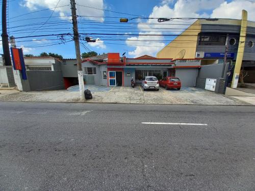a car parked in a parking lot in front of a building at Hotel Florencio in Santo André