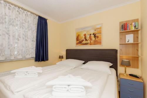 キュールングスボルンにあるHaus-Atlantik-WE-2-19-9940のベッドルーム1室(白いシーツとタオル付きのベッド1台付)