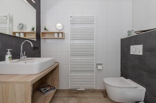 キュールングスボルンにあるHaus-Atlantik-WE-2-19-9940のバスルーム(白い洗面台、トイレ付)