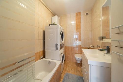 ein Badezimmer mit einer Badewanne, einem WC und einem Waschbecken in der Unterkunft SUPER PetrovA Apartment in Zagreb