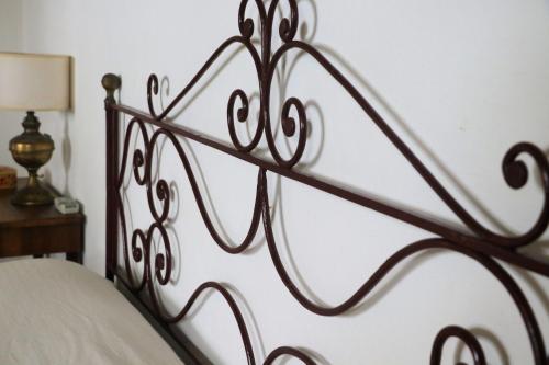 a metal headboard of a bed in a bedroom at Case di Berto in Capo Vaticano