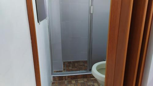 a bathroom with a shower and a toilet at Apartamento-Habitación Palonegro Manizales in Manizales