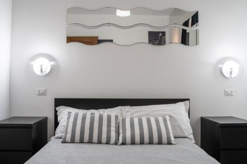 une chambre avec un grand lit avec deux tables de nuit dans l'établissement Appartamenti DeSi, à Tropea