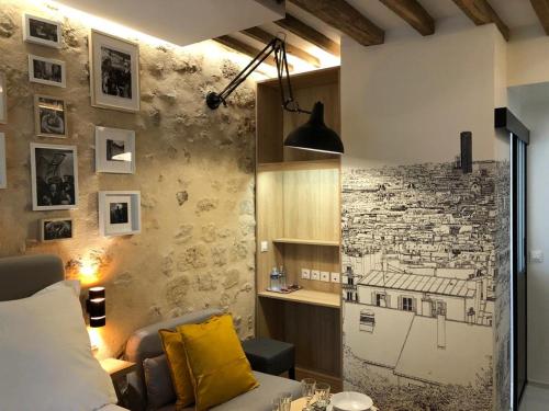 a room with a wall with a drawing of a building at Résidence Labyrinthe in Paris