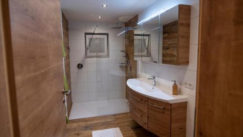 Et badeværelse på DAS JOHANN Apartments im Ausseerland