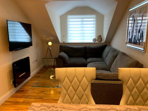 Зона вітальні в Apartment 5 - two bedroom luxury apartment close to town, mainline rail & theatre stylish and comfortable
