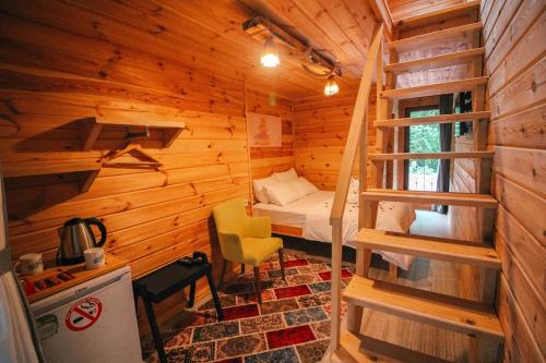 a room with a bed in a wooden cabin at Efulim Apart in Çamlıhemşin