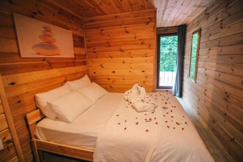 a bedroom with a bed in a log cabin at Efulim Apart in Çamlıhemşin