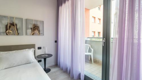 Schlafzimmer mit einem Bett und Blick auf einen Balkon in der Unterkunft Italianway - Marcantonio dal Re 20 C in Mailand