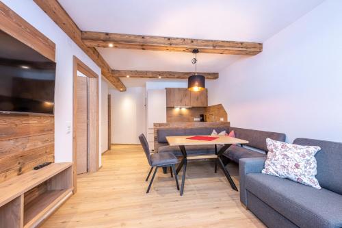 ein Wohnzimmer mit einem Sofa und einem Tisch in der Unterkunft Obergrundhof in Leogang