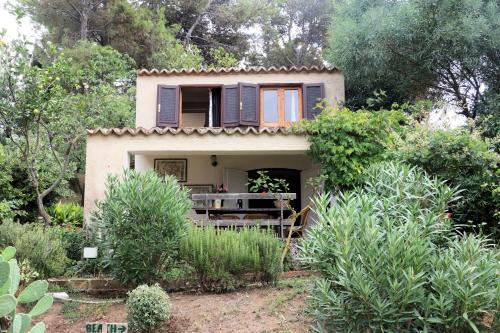a small house in the middle of a garden at Case di Berto in Capo Vaticano