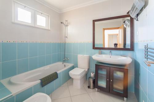 y baño con lavabo, aseo y bañera. en Os Dias Felizes, en Tavira