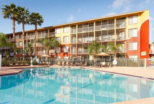 une grande piscine en face d'un bâtiment dans l'établissement Bluegreen Vacations Orlando's Sunshine Resort, à Orlando