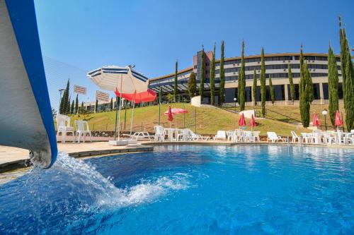 Bazén v ubytování Hotel Golden Park All Inclusive Poços de Caldas nebo v jeho okolí