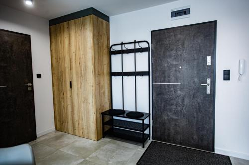 Zimmer mit zwei Holztüren in der Unterkunft Apart Family in Łeba