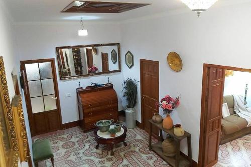 un salon avec un canapé et une table dans l'établissement Cortijo San José, à Séville