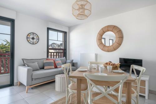 un salon avec une table et un canapé dans l'établissement Pour un agréable séjour en bord de mer pour 4 pers, à Pléneuf-Val-André