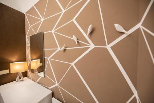 チェファルにあるCasa Ruggeroの幾何学的な壁のバスルーム