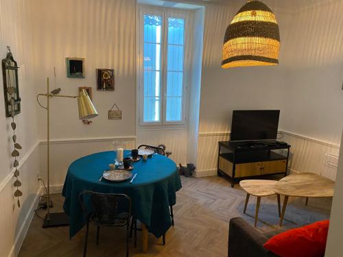 ルールマランにあるLe cœur de Lourmarin Loulou en Luberonのリビングルーム(青いテーブル、テレビ付)
