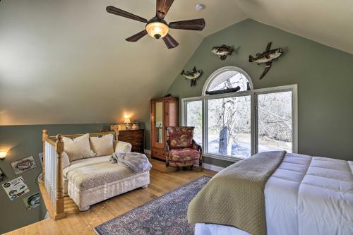 Ένα ή περισσότερα κρεβάτια σε δωμάτιο στο Cozy Creekside Cabin with Grill Fish and Explore!