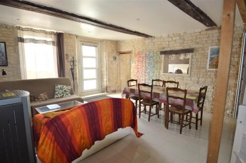 un salon avec une table et une salle à manger dans l'établissement Maison,appartement de charme bord de mer - Avec jardin et wifi, à Luc-sur-Mer