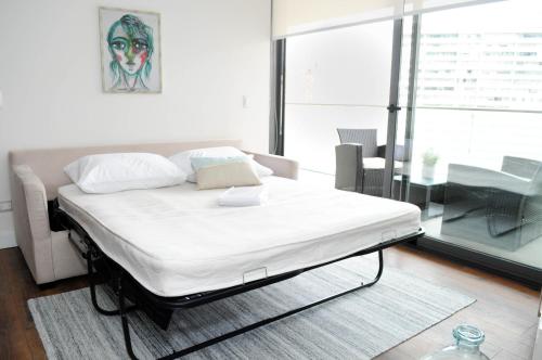uma cama de hospital num quarto com janela em Apartment - Kennedy - Parque Arauco em Santiago