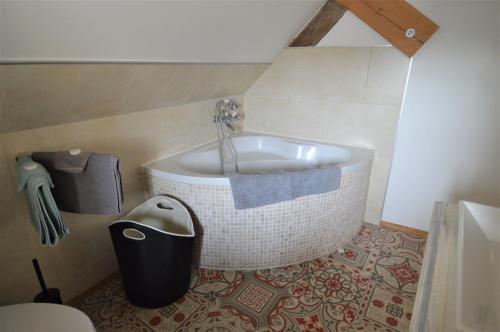 baño con bañera en la esquina en Studio de charme en bord de mer - Wifi, en Luc-sur-Mer