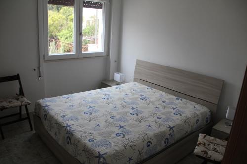 1 dormitorio con cama y ventana en A Due Passi dal Mare en Gaeta