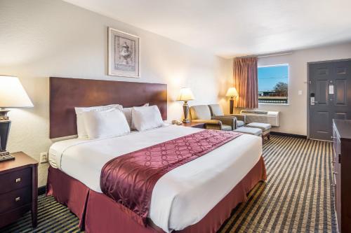 Katil atau katil-katil dalam bilik di Americas Best Value Inn New Braunfels