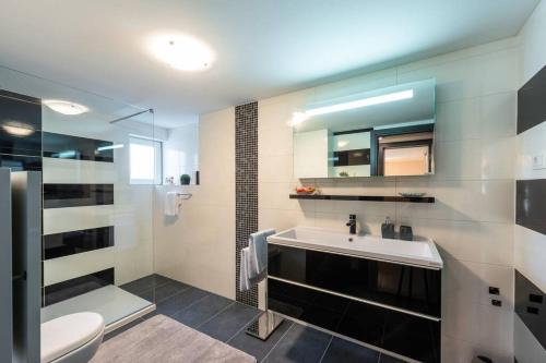 Um banheiro em Deluxe Apartment Unique-With Private Heated Pool