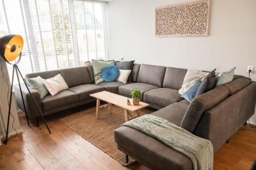 Χώρος καθιστικού στο Beach House Makai - family house with Finnish Sauna, 2 bathrooms and only minutes from the Beach