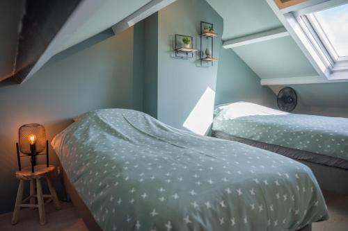 En eller flere senge i et værelse på Beach House Makai - family house with Finnish Sauna, 2 bathrooms and only minutes from the Beach