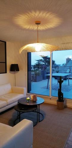 un salon avec un canapé blanc et une table dans l'établissement capplouneour, à Plounéour-Trez