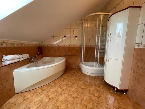 ミエンジズドロイェにあるWolin-Travel Pomorskaのバスルーム(バスタブ、シャワー、トイレ付)