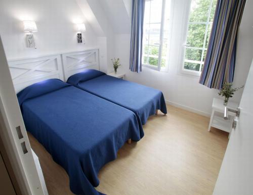سرير أو أسرّة في غرفة في Résidence Odalys Le Domaine des Dunettes