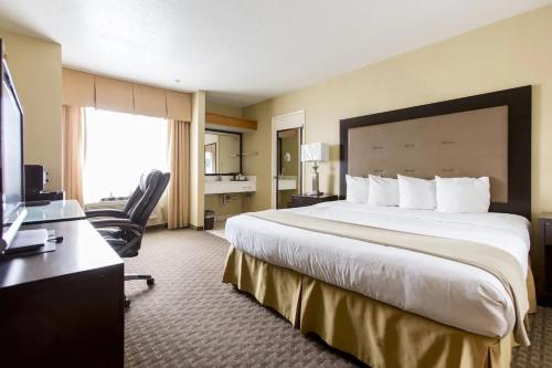 una camera d'albergo con un grande letto e una scrivania di Hotel Silver Lake a Los Angeles