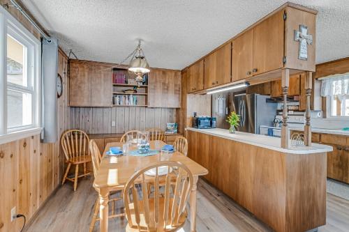 Una cocina o cocineta en Lutefisk Lodge
