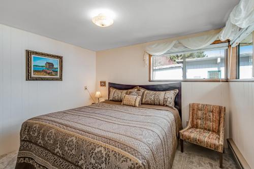Una cama o camas en una habitación de Lutefisk Lodge