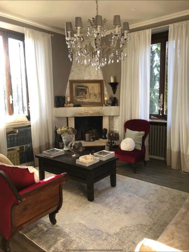 a living room with a coffee table and a chandelier at Il Pioppo Antico in Viggiù
