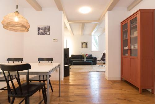 a kitchen and living room with a table and chairs at Kloveniers Studio in Amsterdam