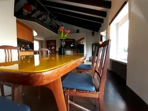 een keuken met een grote houten tafel en stoelen bij La casa di Arnaldo "Punarinta" in Agno